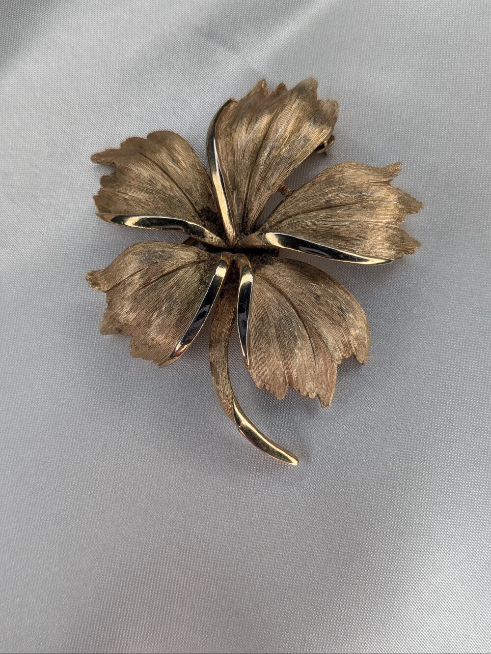 Vintage Crown Trifari Signed Gold Tone Textured Five Petal Flower Brooch Pin